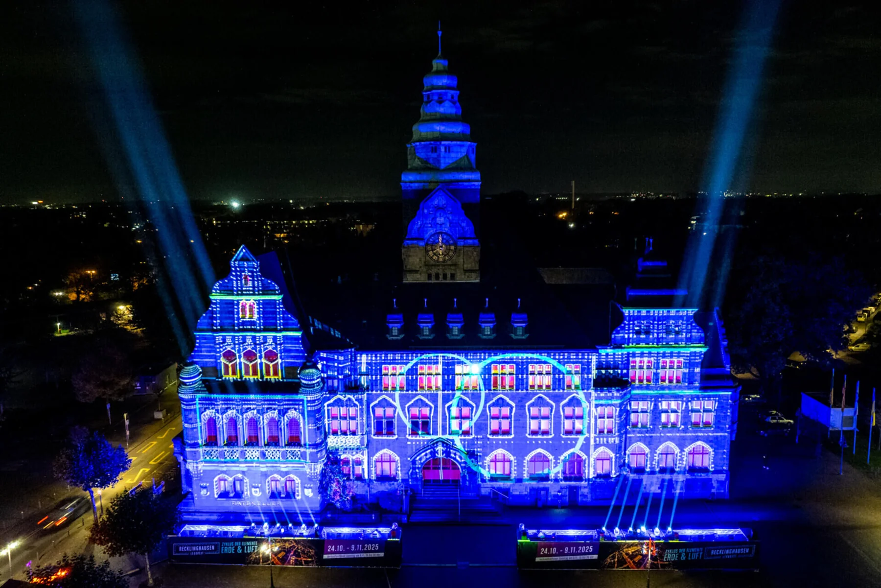 Originalfoto des beleuchteten Rathauses bei Nacht